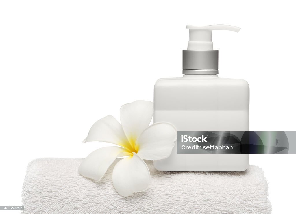 Площадь Бутылка мыло и полотенце белый цветок на белом фоне - Стоковые фото Альтернативная терапия роялти-фри