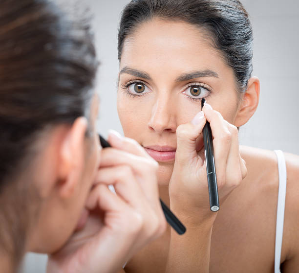 istock Woman applying Eyeliner Make-Up 485293893