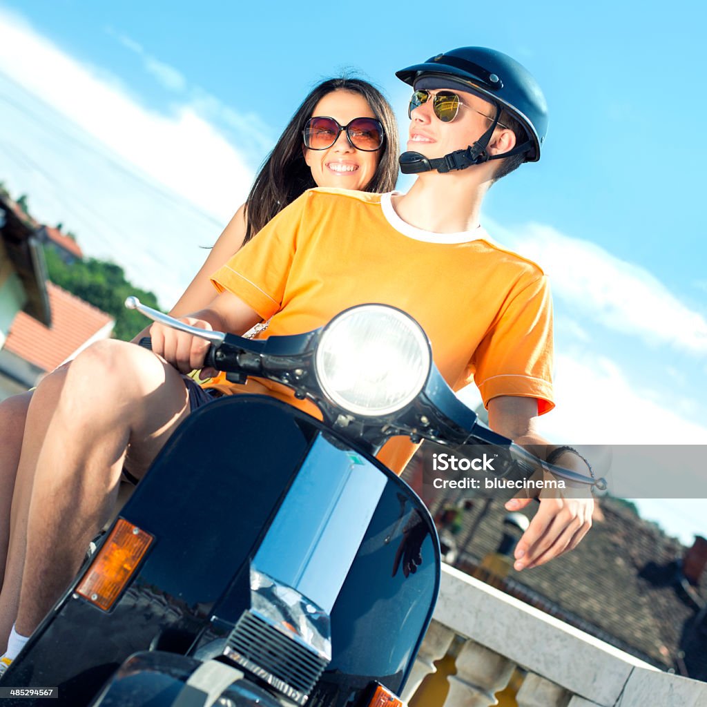 Pareja joven disfrutando de un día de verano. - Foto de stock de Accesorio de cabeza libre de derechos