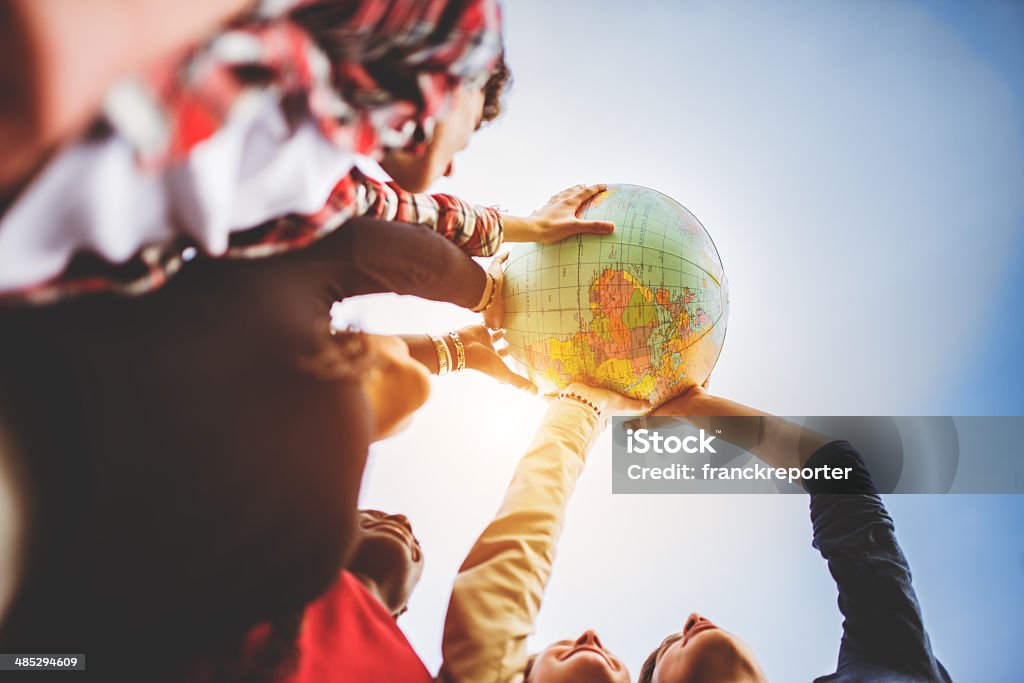 Teenager Sie die Welt auf dem campus - Lizenzfrei Globus Stock-Foto