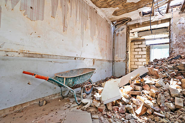 abandonada casa sob demolição - broken window concrete wall imagens e fotografias de stock