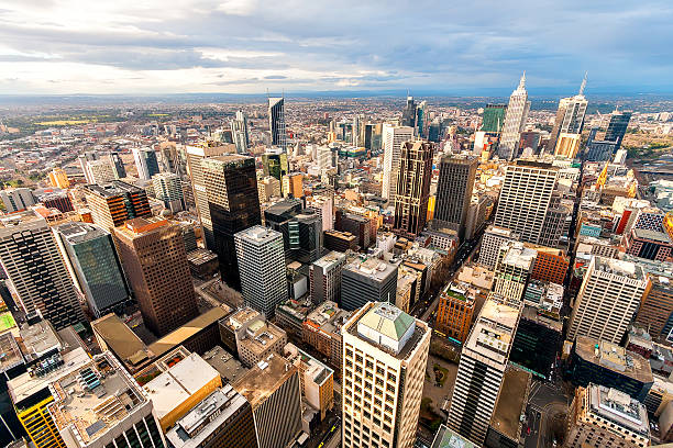 panorama do centro da cidade de melbourne desde um ponto alto. austrália. - australia office building melbourne skyline - fotografias e filmes do acervo