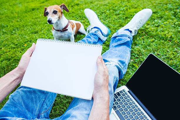 notas sobre la naturaleza al aire libre - newspaper dog pets grass fotografías e imágenes de stock