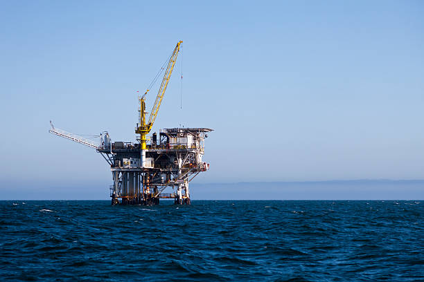 plataforma petrolífera - crane drilling rig drilling oil rig - fotografias e filmes do acervo