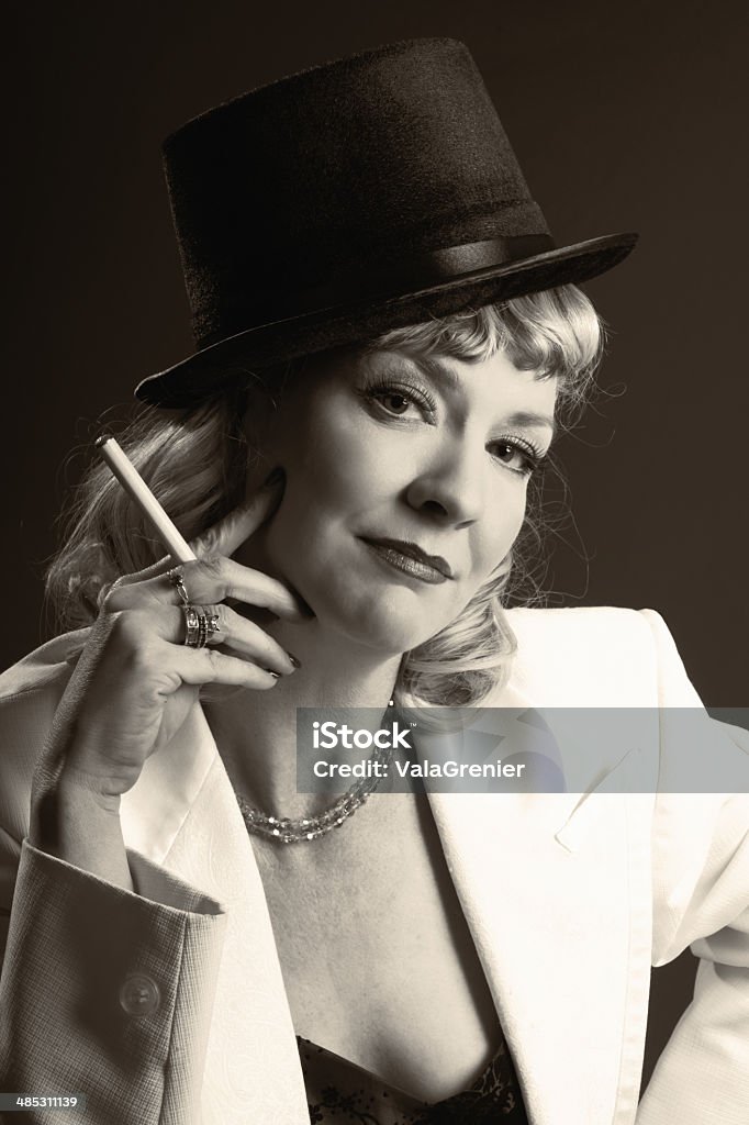 Viraggio seppia vintage immagine di compiaciuto donna con sigaretta. - Foto stock royalty-free di 1940-1949