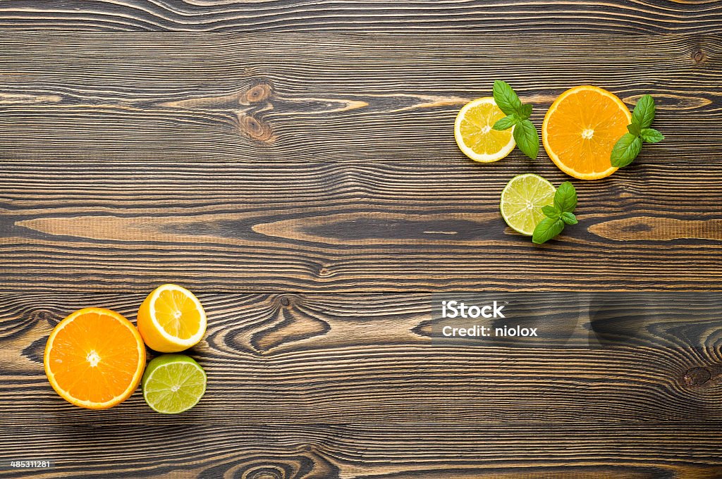 Mezclar citrus frutas frescas sobre la mesa de madera en blanco - Foto de stock de Alimento libre de derechos