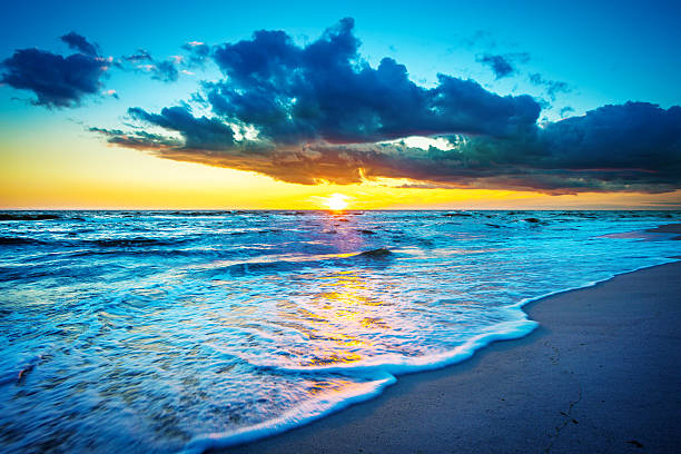 istock Sunset Over the Ocean  XXXL HDR Image 485312361