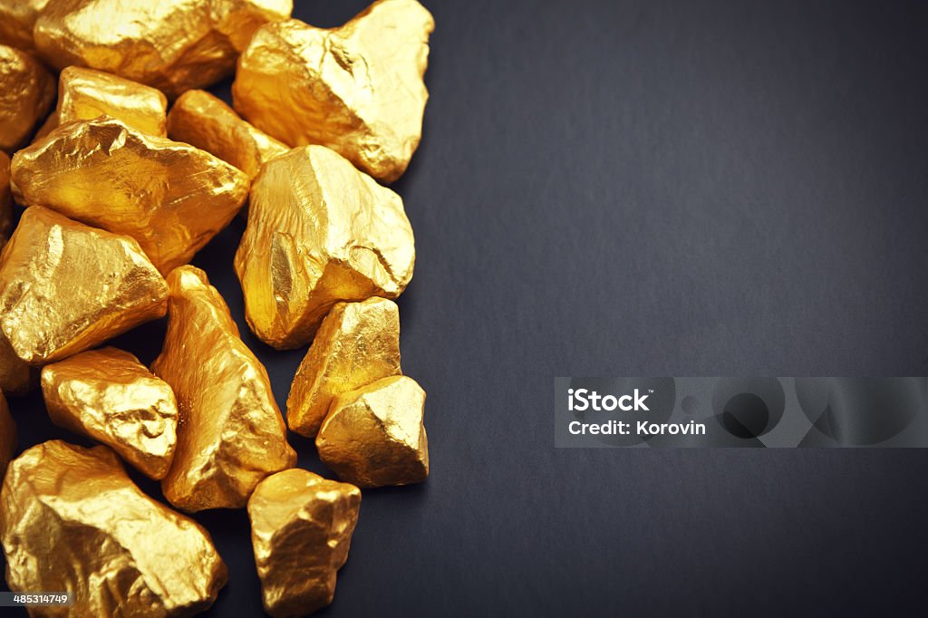 Gold-nuggets auf einem schwarzen Hintergrund.  Nahaufnahme - Lizenzfrei Barren - Geld und Finanzen Stock-Foto