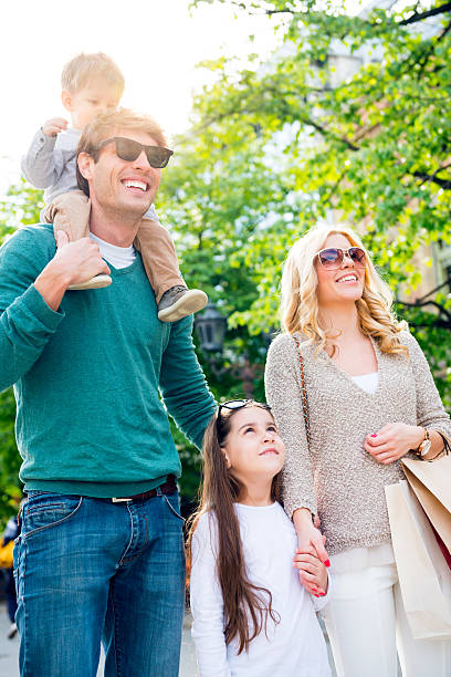 istock Family in shopping 485314971