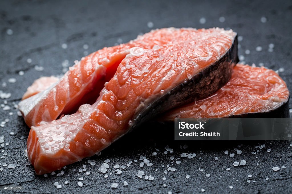 Prima en un salmón fresco de black rock - Foto de stock de Salmón - Pescado libre de derechos