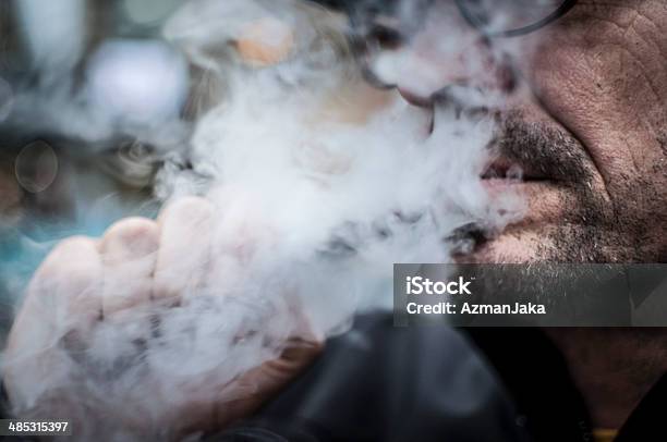 Człowiek Palenia - zdjęcia stockowe i więcej obrazów 40-49 lat - 40-49 lat, Anglia, Codzienne ubranie
