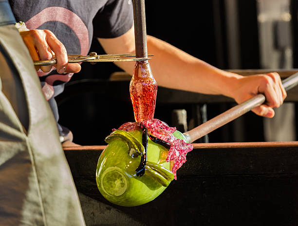 ガラス職人の作品で華麗なグリーンのボトル - glass blower ストックフォトと画像