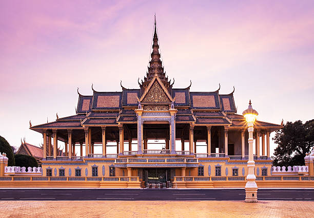 palacio real y pagoda de plata, phnom penh, camboya - cambodia khmer architecture outdoors fotografías e imágenes de stock