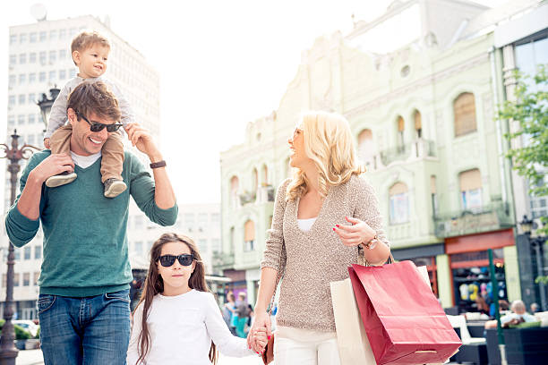 istock Family in shopping 485316199