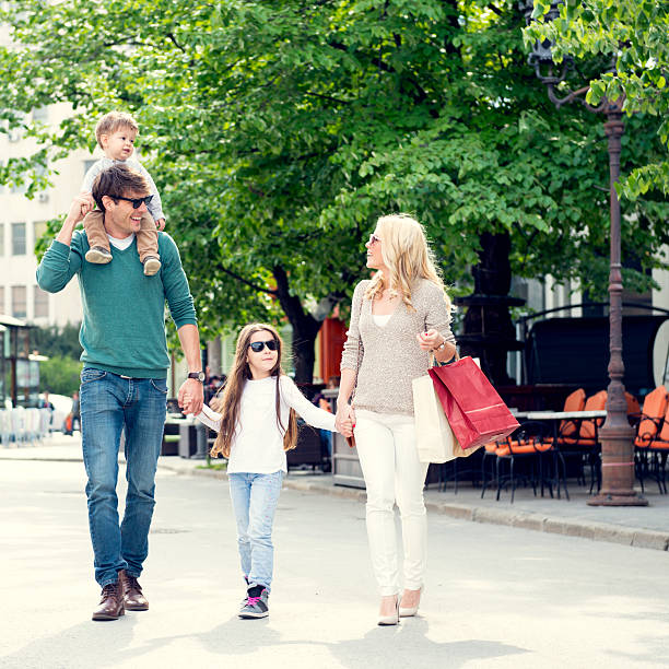 istock Family in shopping 485316247