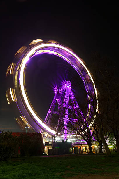 grande roue - vienna ferris wheel night prater park photos et images de collection