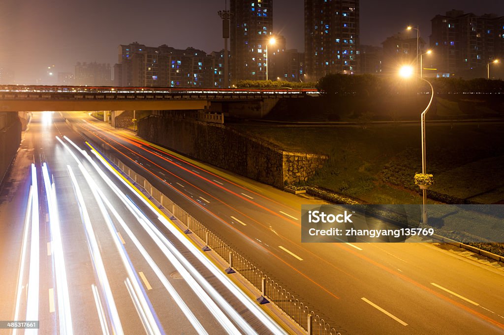 Estrada vazia à noite - Foto de stock de Autoestrada royalty-free