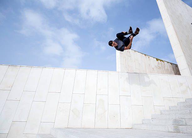 junger mann üben parkour- in der stadt - le parkour stock-fotos und bilder