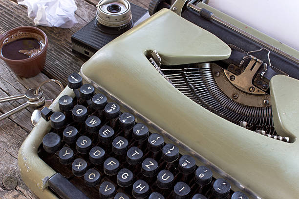 古いタイプライター、ブランク紙とコーヒー - typewriter writing journalist typing ストックフォトと画像