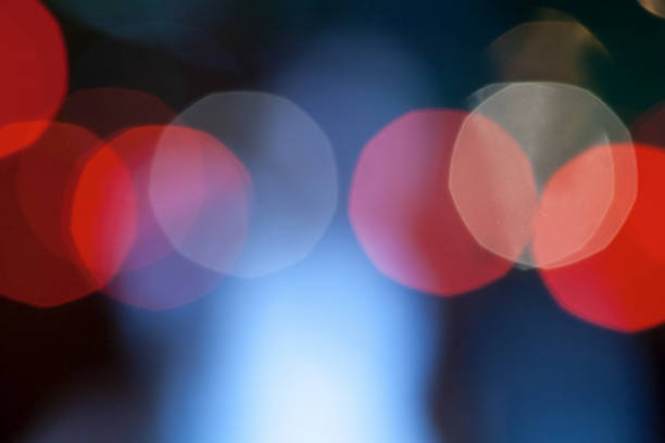 abstrato fundo desfocado. big red natal de luzes de bokeh ao ar livre - aglimmer - fotografias e filmes do acervo