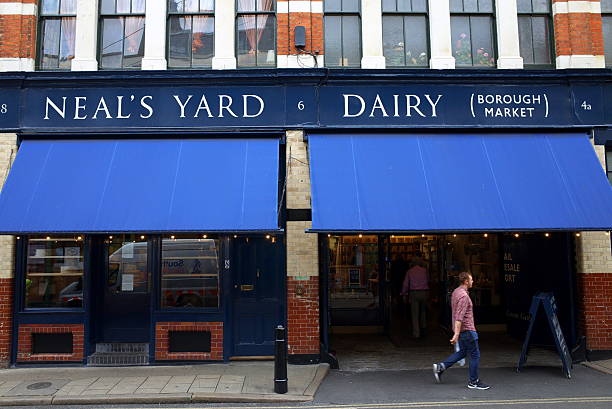 neal s yard produits laitiers, londres - london store photos et images de collection