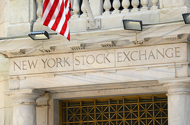 new york stock exchange con noi bandiera, manhattan - wall street finance stock market power foto e immagini stock