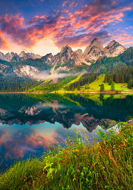 colorida puesta de sol de verano en el lago vorderer gosausee - mountain austria european alps mountain peak fotografías e imágenes de stock