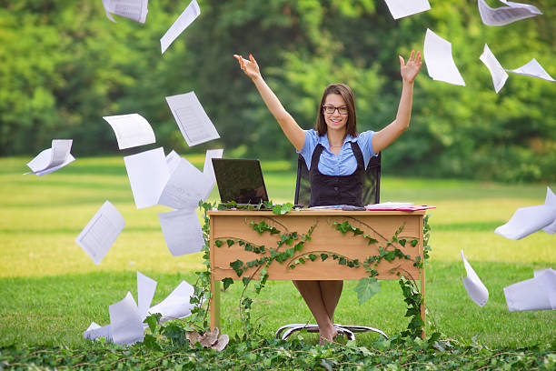 bureau dans la nature - paper document flying throwing photos et images de collection