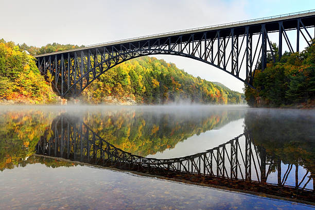 フランスキング橋を渡ってコネチカット川 - マサチューセッツ州 グリーンフィールド ストックフォトと画像