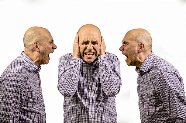 mężczyzna obejmujące jego uszy, podczas gdy inne shouting - emotional stress irritation hands covering ears displeased zdjęcia i obrazy z banku zdjęć