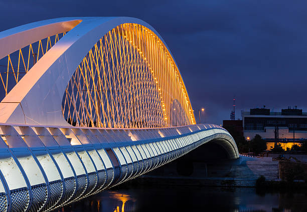 vista notturna di troja bridge, moldava, praga, repubblica ceca - architecture blue bohemia built structure foto e immagini stock