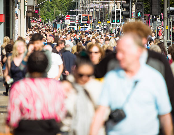 istock Crowds on busy British shopping street in summer 485334972