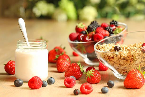 desayuno saludable con yogur caseras, bayas y granola - yogurt yogurt container strawberry spoon fotografías e imágenes de stock