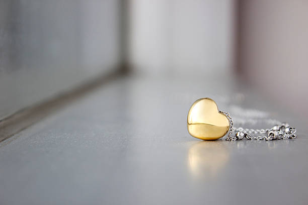 golden heart - heart shape stone red ecard fotografías e imágenes de stock