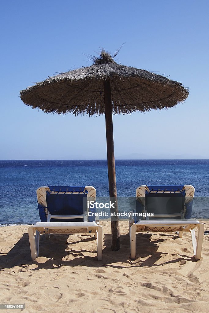 Liegestühle auf perfekter sand beach - Lizenzfrei Blau Stock-Foto