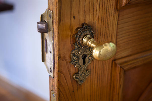 palacio de bloqueo con mango - front door doorknob door wood fotografías e imágenes de stock