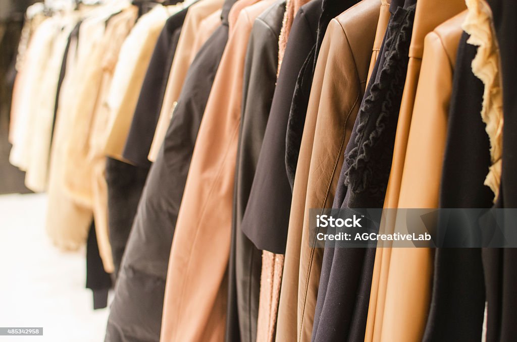 Ropa de moda colgar en una tienda. - Foto de stock de Guardarropa - Mueble libre de derechos