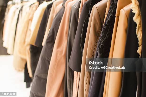 Ropa De Moda Colgar En Una Tienda Foto de stock y más banco de imágenes de Guardarropa - Mueble - Guardarropa - Mueble, Mujeres, Lujo