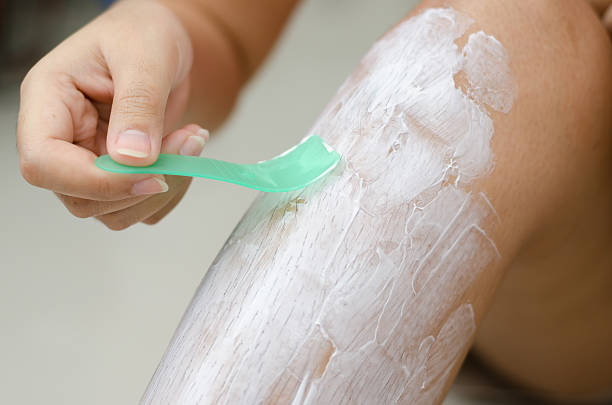 ヘアリムーバルクリームスクラブ - shaving human leg female shaving cream ストックフォトと画像