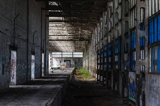 istock Old abandoned factory hall - industrial background 485343146