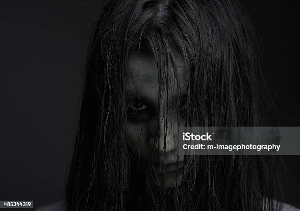 Zombie Chica Con Expresión De Horror Foto de stock y más banco de imágenes de Embrujado - Embrujado, Horror, Chica adolescente