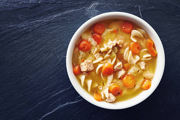 fotografía de arriba abajo sopa de pollo con fideos - soup chicken soup chicken noodle soup food fotografías e imágenes de stock