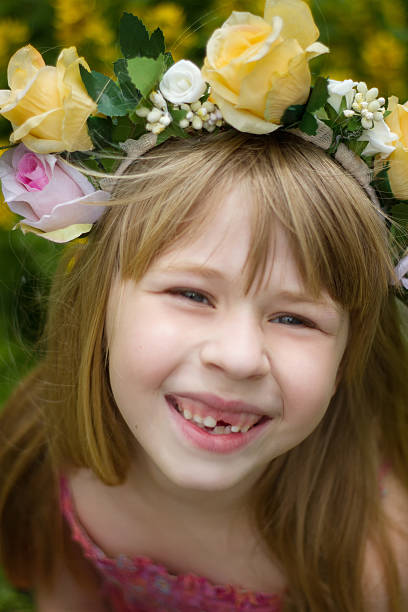 istock Girl 6 years old in wreath 485351362