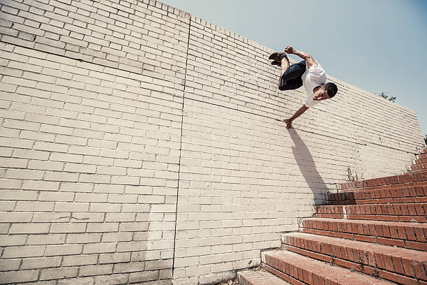 parkour dans la ville - parkour photos et images de collection