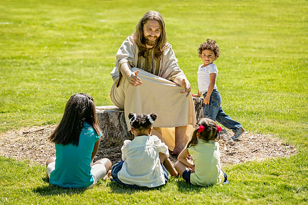 kinder hören jesus in einem offenen bereich - serene people tranquil scene child god stock-fotos und bilder