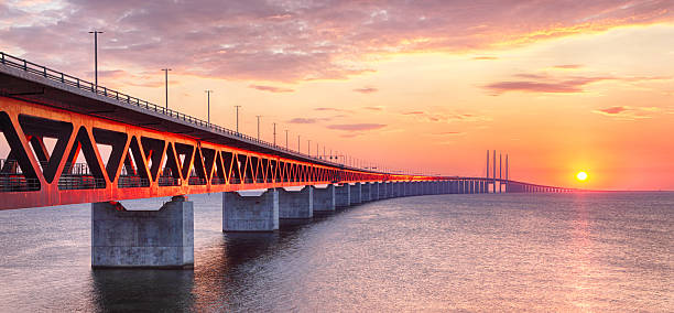 oresundsbron brücke bei sonnenuntergang - öresundregion stock-fotos und bilder