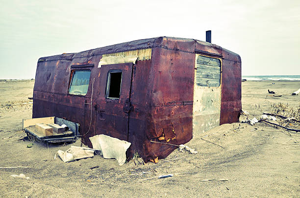 istock old ruined rusty shack in desert sand 485363436