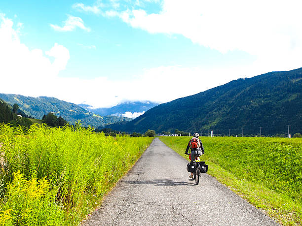 wiew de drau caminho com bicicleta ciclista perto dellach, áustria - val pusteria - fotografias e filmes do acervo