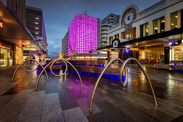 cidade de adelaide, rundle mall, rundle lanterna luzes - street furniture traffic lighting equipment urban scene imagens e fotografias de stock