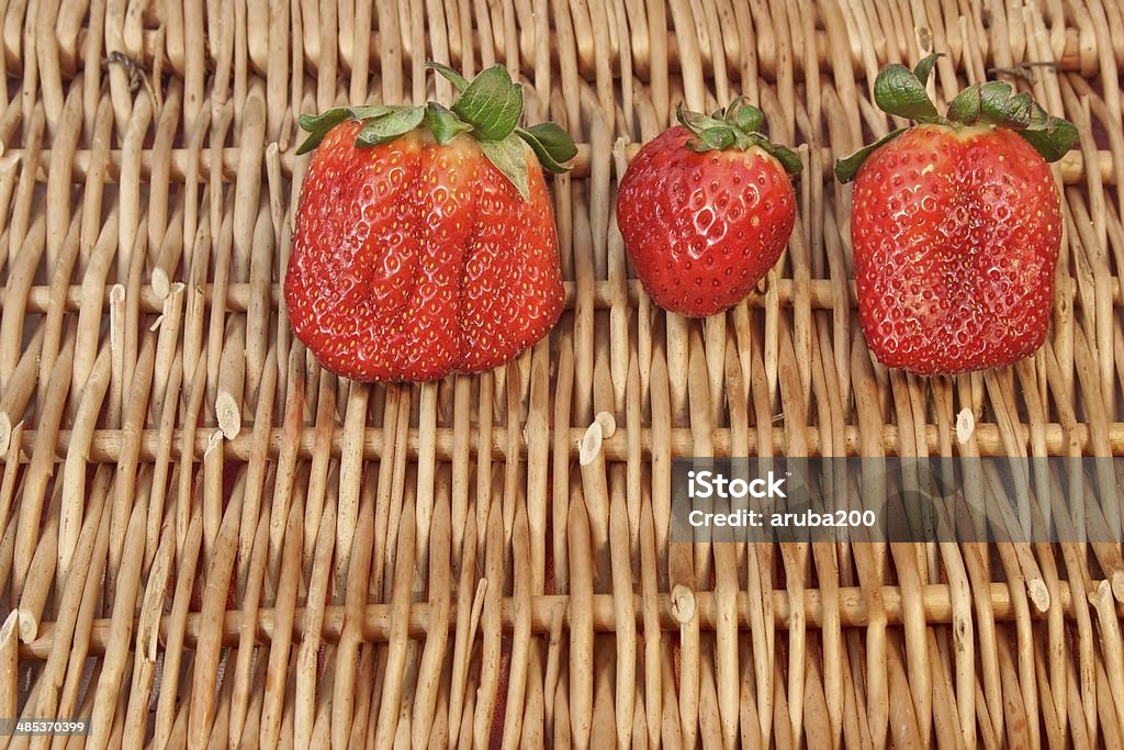 Tres orgánicas frescas de verano fresas vida, XXXL backgrou - Foto de stock de Alimento libre de derechos